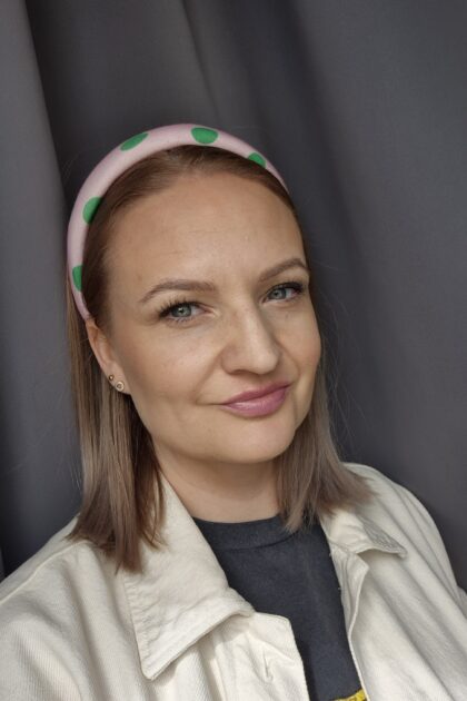 klasyczna opaska na głowę w zielone grochy