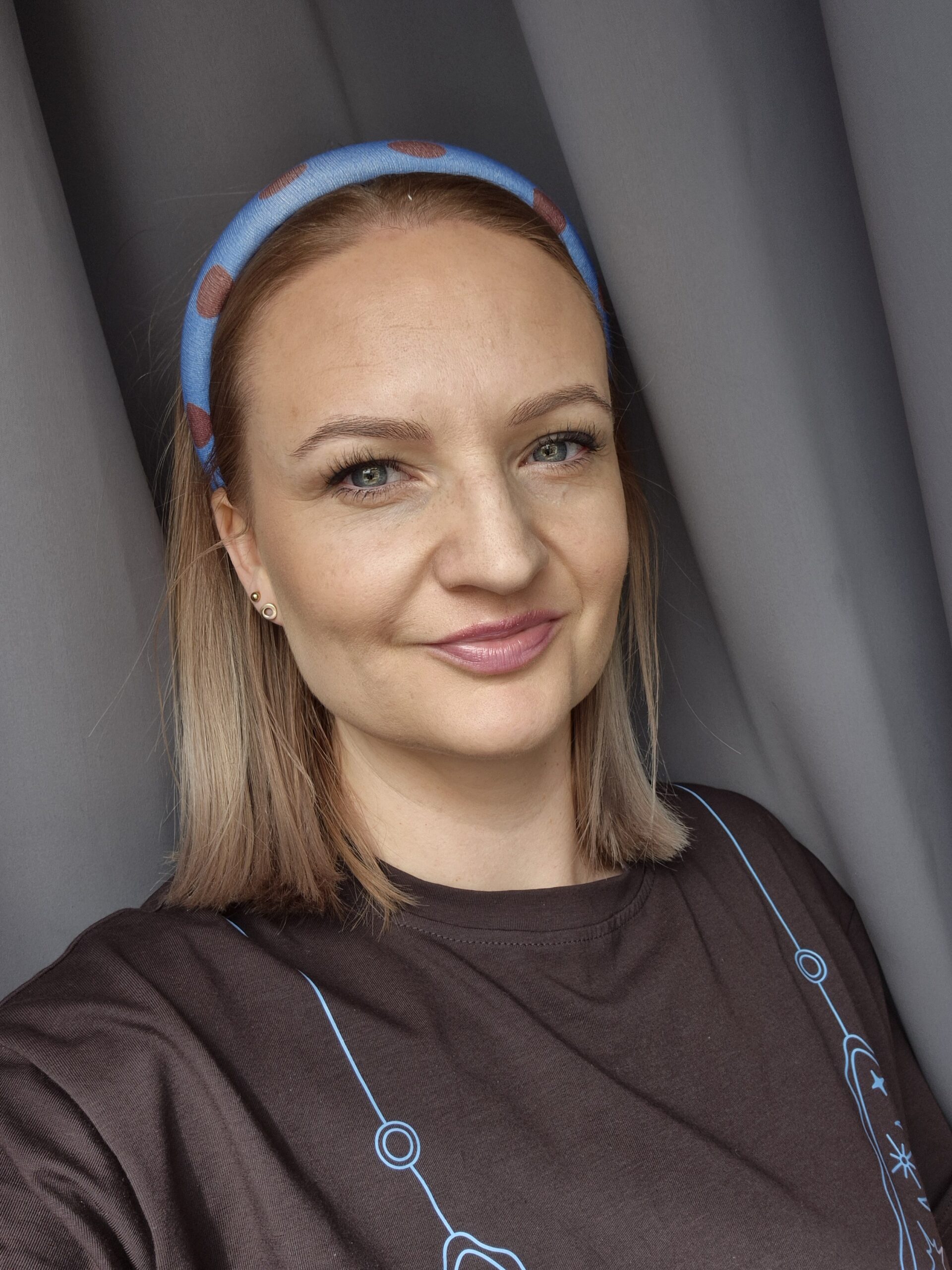 klasyczna opaska na głowę w czekoladowe grochy